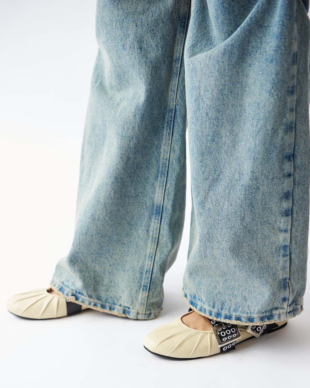 UNCOVERED JEANS
