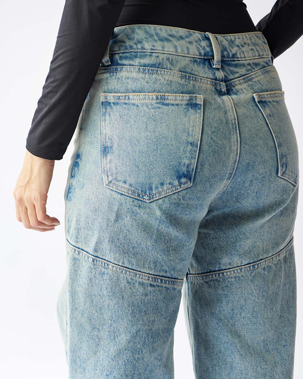UNCOVERED JEANS