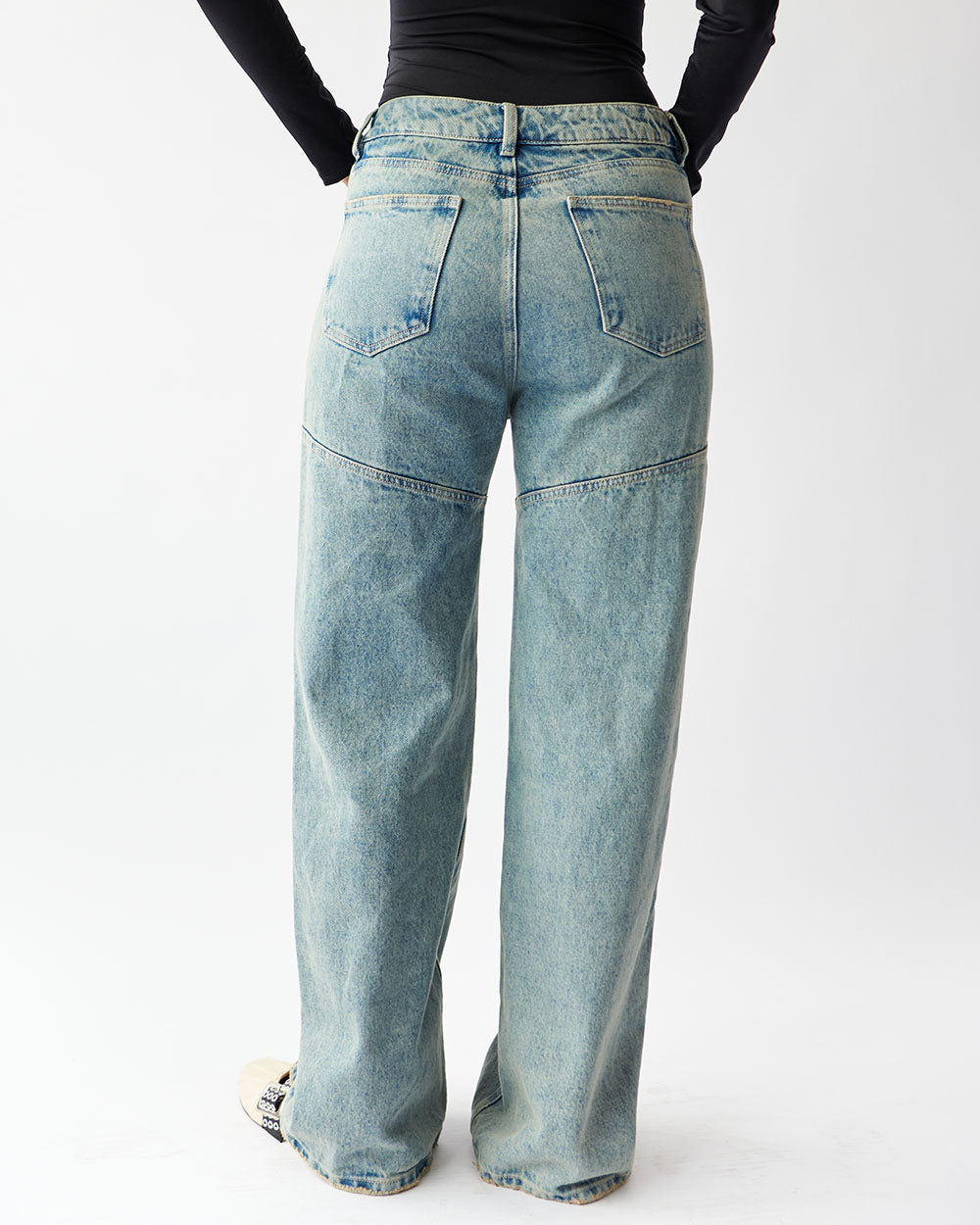UNCOVERED JEANS