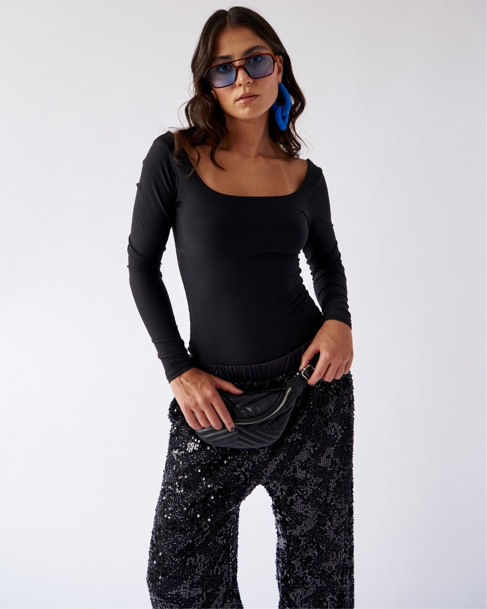 urban-rock-boat-body-black-square-neck-front-view
