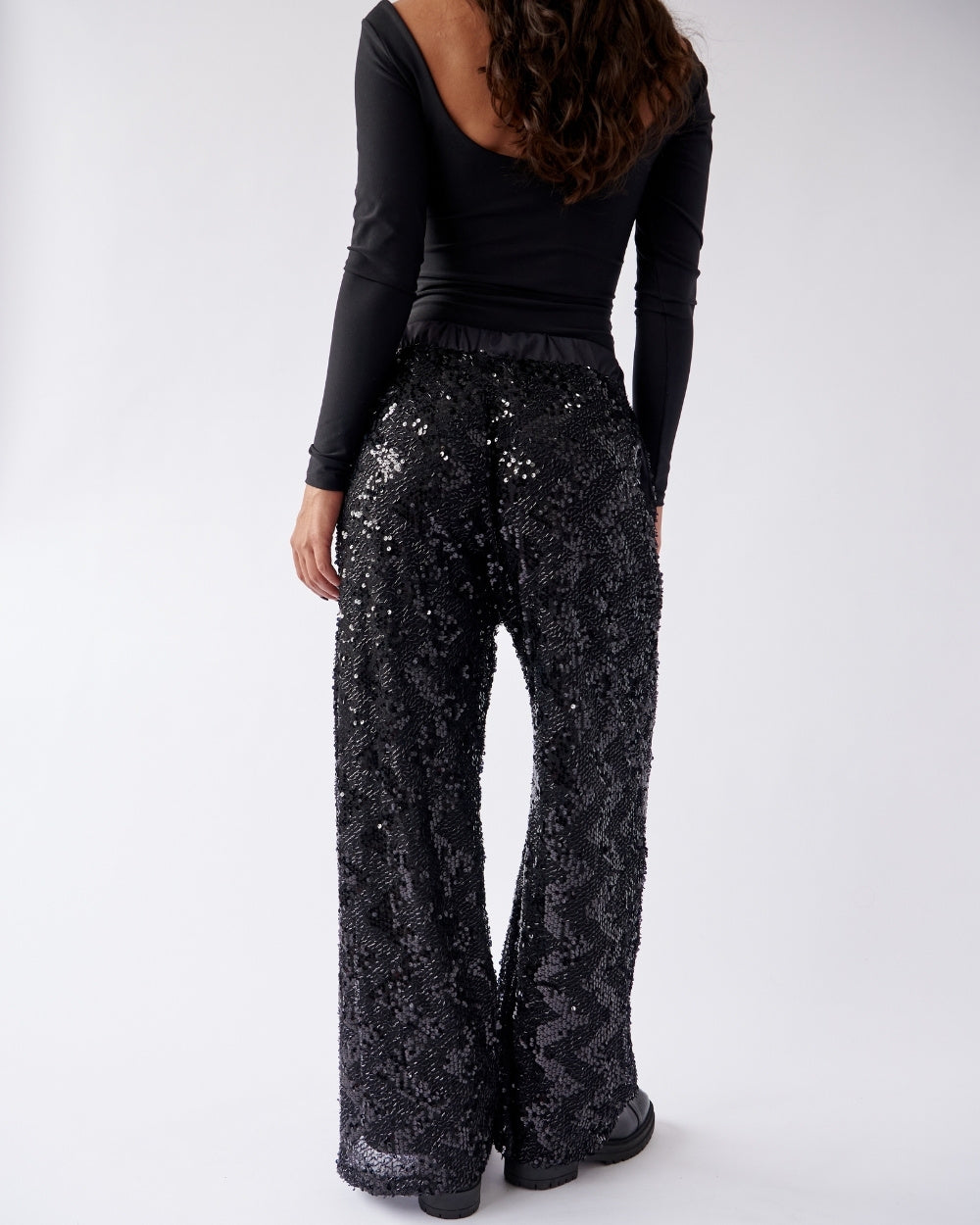 urban-rock-elegant-boat-body-black-women
