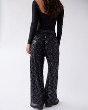urban-rock-elegant-boat-body-black-women
